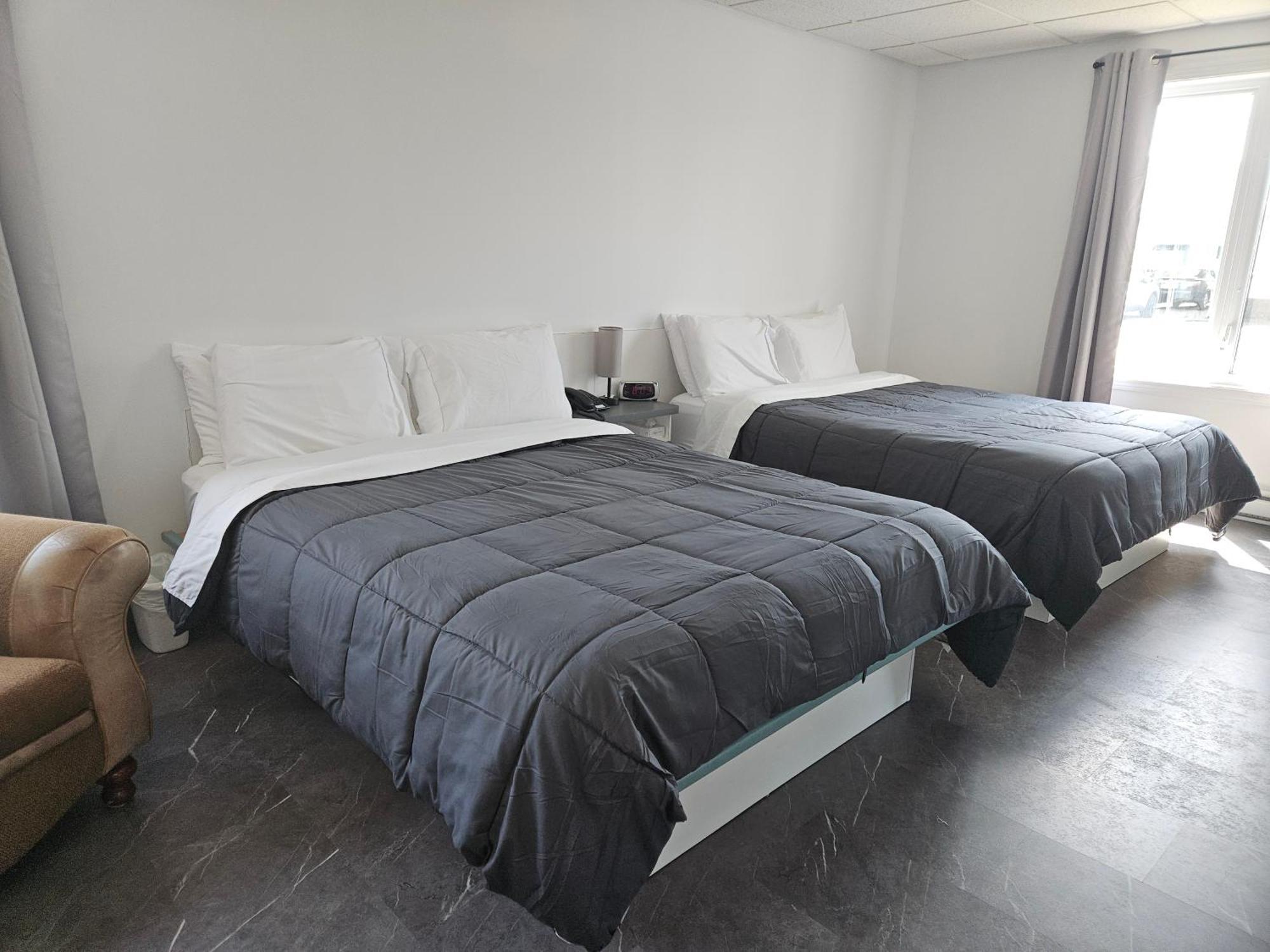 Hotel Auberge St-Felicien แซ็ง-เฟลีเซียง ภายนอก รูปภาพ